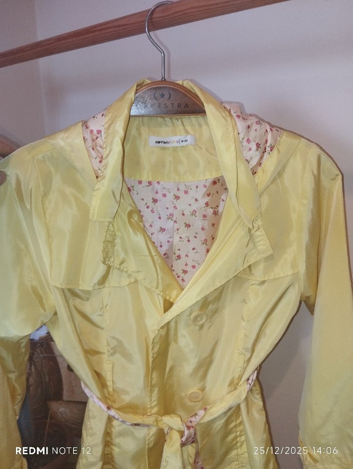 Sarı Düğmeli Kız Yağmurluk - Görsel 5