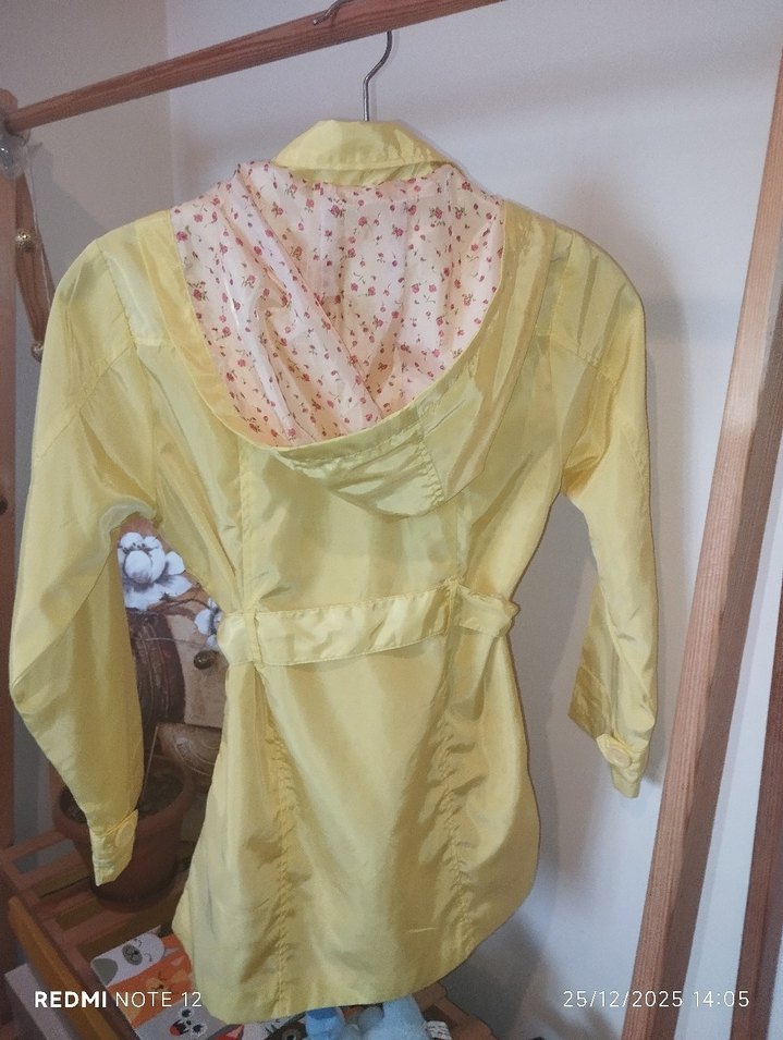 Sarı Düğmeli Kız Yağmurluk - Görsel 2