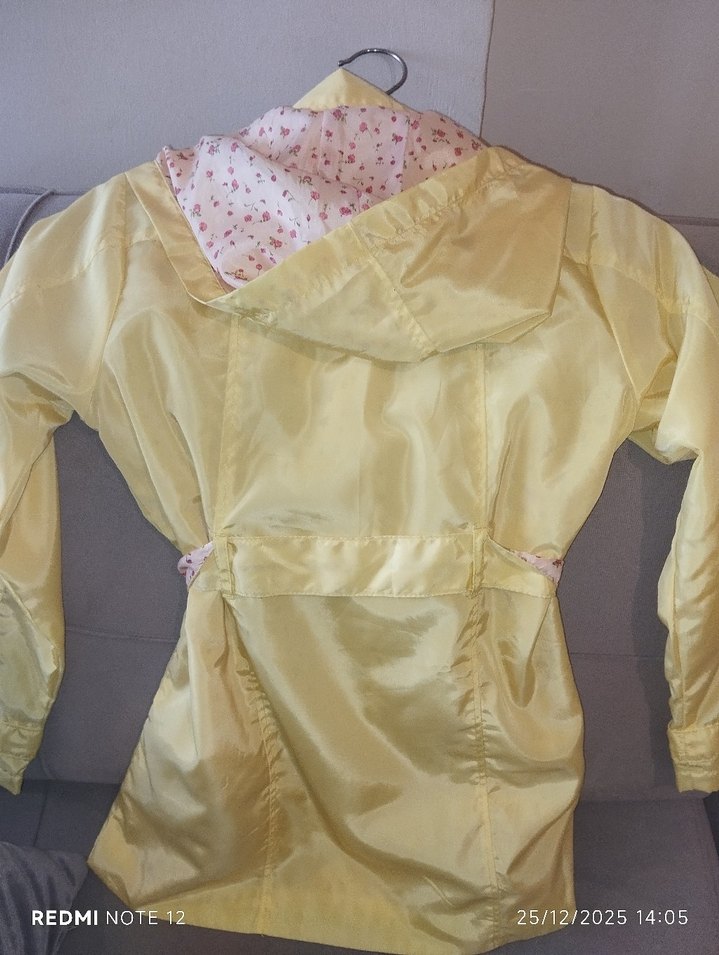 Sarı Düğmeli Kız Yağmurluk - Görsel 3