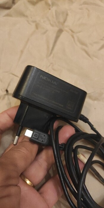 Telefon şarj aleti 
