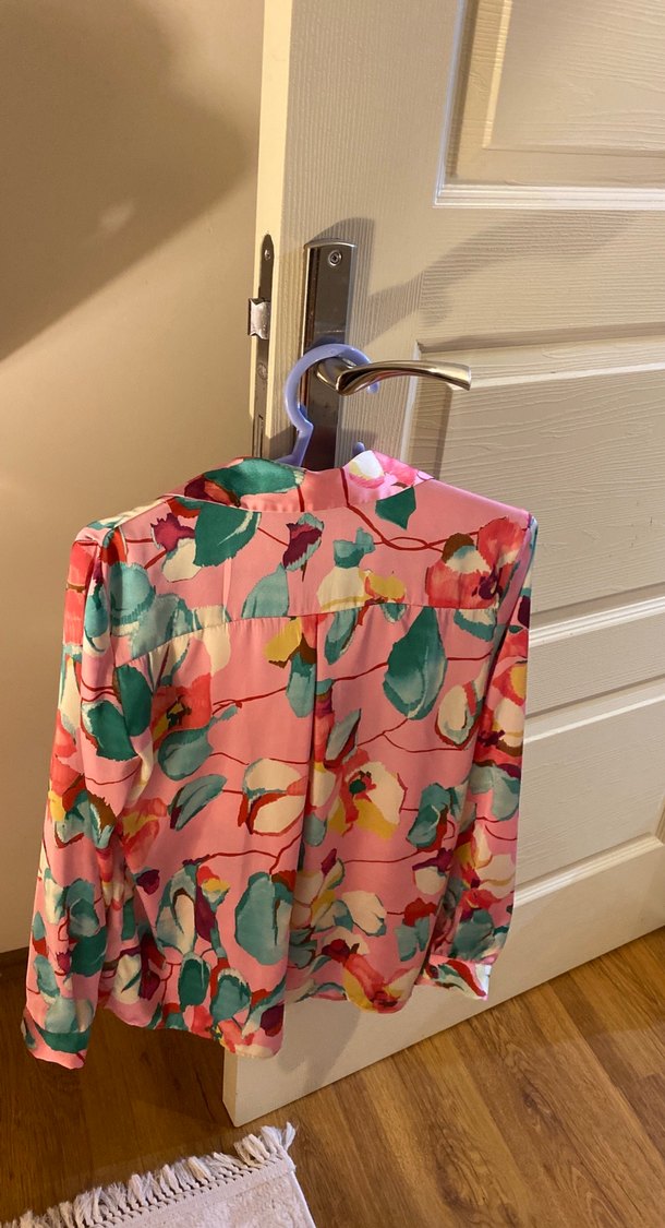 Pembe Desenli V Yaka Uzun Kollu Kadın Gömlek - Görsel 3