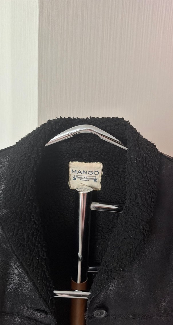Mango Siyah Deri Görünümlü Şıklık — görsel 2/3