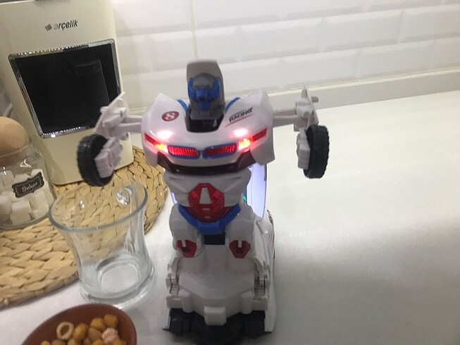  Beden Renk Işıklı robot araba