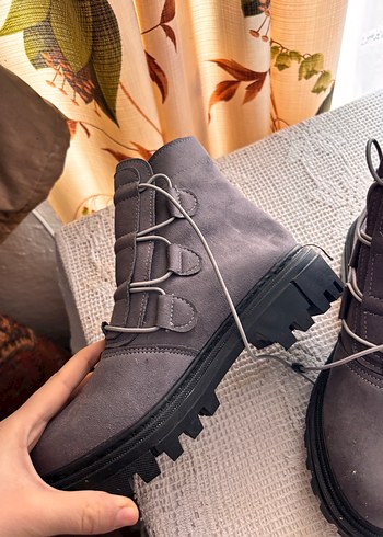 Gri Süet Kadın Bot - Görsel 2