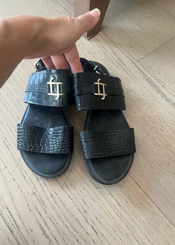 Siyah Yılan Desenli Tokalı Sandalet