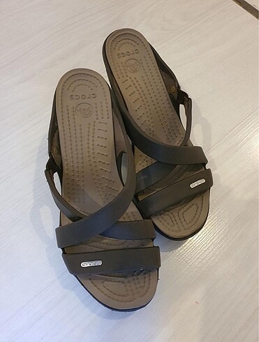Crocs topuklu terlik