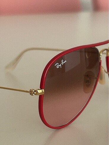 Rayban kırmızı güneş gözlüğü