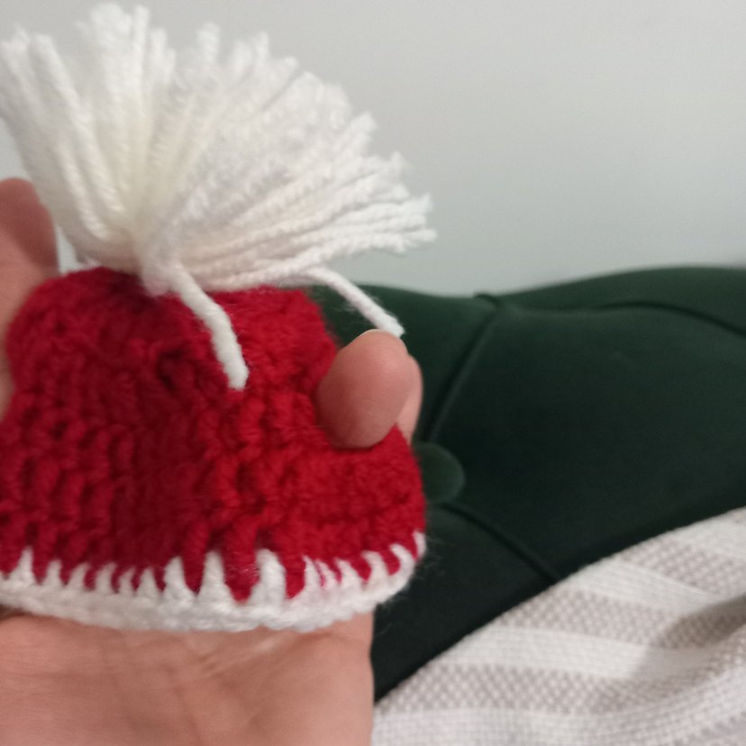 Kırmızı Nakışlı Örgü kedi şapkasi - Görsel 2