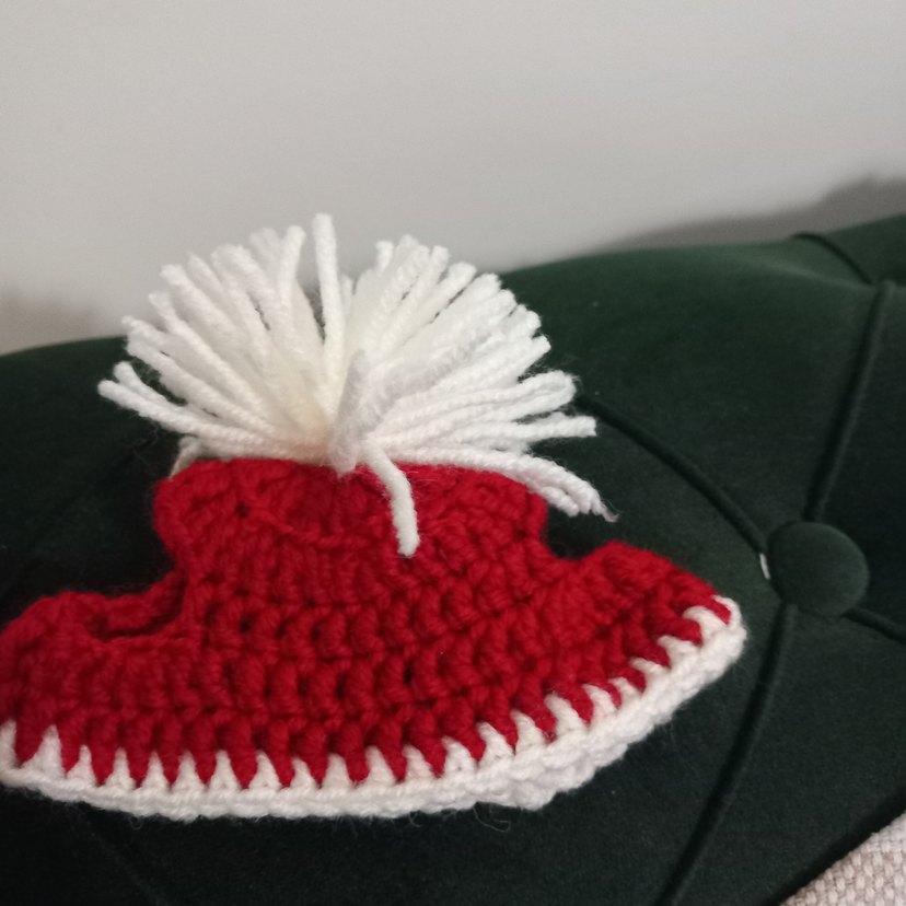 Kırmızı Nakışlı Örgü kedi şapkasi - Görsel 3