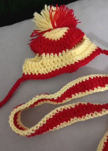 Kırmızı Sarı Örgü Kedi Atkısı ve Bere - Görsel 3