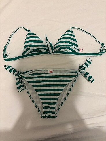 Çizgili bikini takımı
