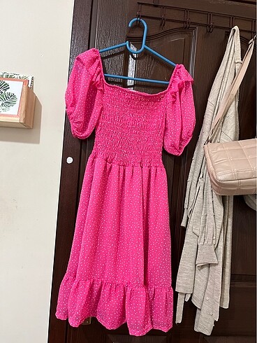 pembe puantiyeli elbise