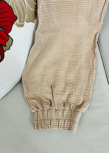 Kadın Bej Keten Pileli Bol Kesim Kısa Pantolon - Görsel 4