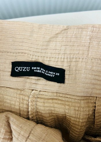 Kadın Bej Keten Pileli Bol Kesim Kısa Pantolon - Görsel 3