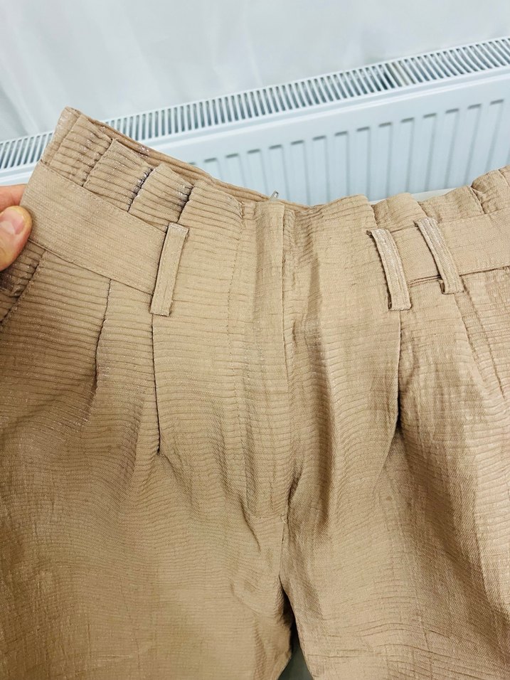 Kadın Bej Keten Pileli Bol Kesim Kısa Pantolon - Görsel 2