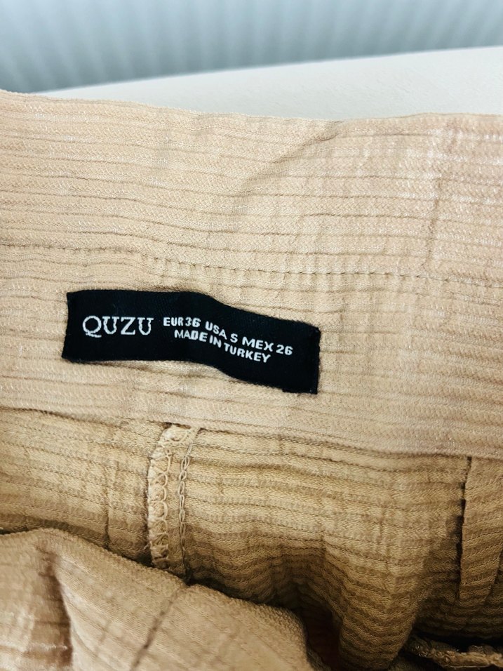 Kadın Bej Keten Pileli Bol Kesim Kısa Pantolon - Görsel 3