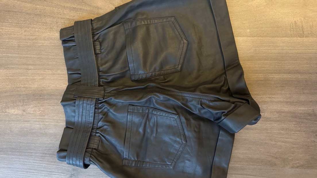 Zara Xs Kemerli Siyah Deri Mini Şort - Görsel 3