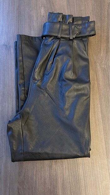 Stradivarius 32 beden deri kemer detaylı havuç pantolon - Görsel 2