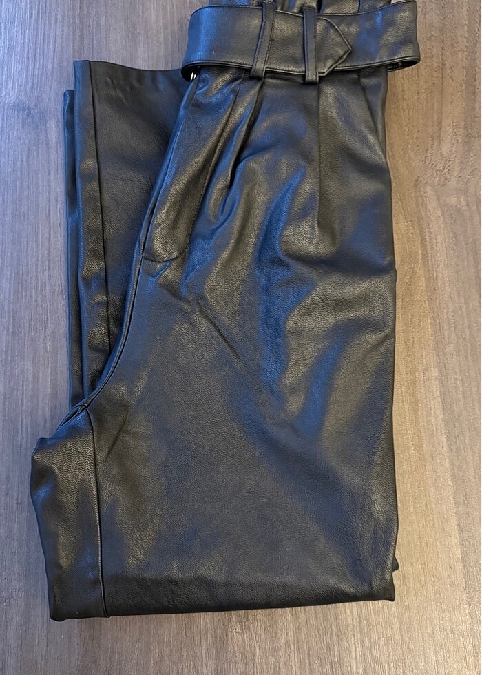 Stradivarius 32 beden deri kemer detaylı havuç pantolon - Görsel 2