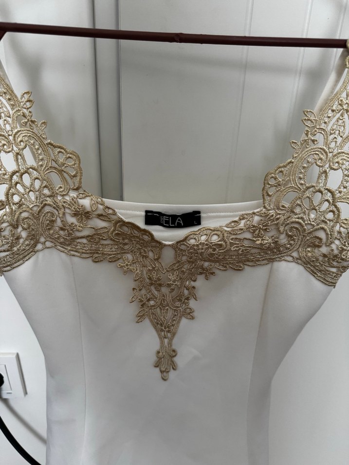 Dantel Detaylı V Yakalı Beyaz Mini Elbise - Görsel 2