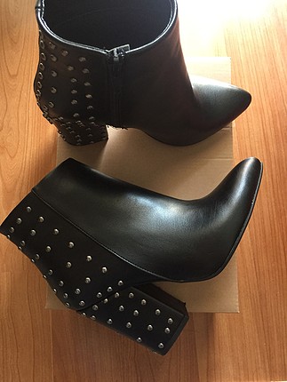 Diğer Zımbalı bootie