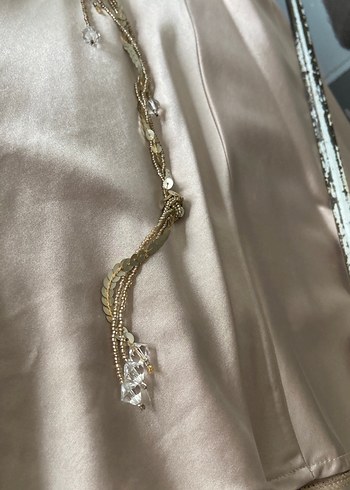 Zincir Detaylı Mini Bej Saten Etek - Görsel 3