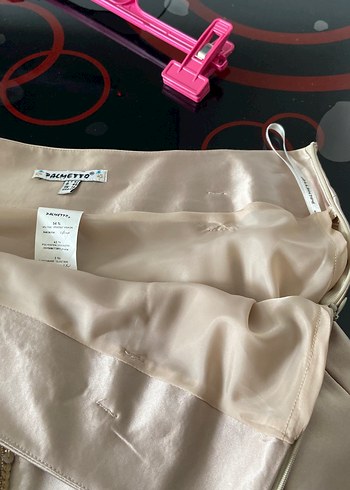 Zincir Detaylı Mini Bej Saten Etek - Görsel 11