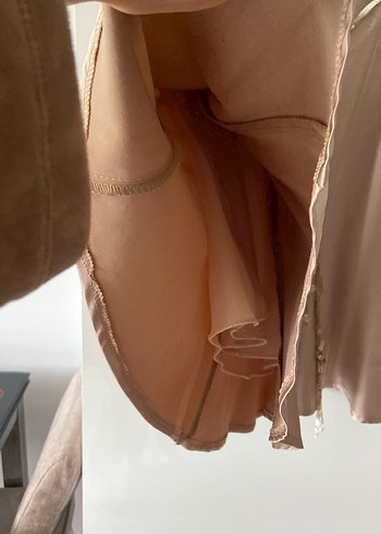 Zincir Detaylı Mini Bej Saten Etek - Görsel 5