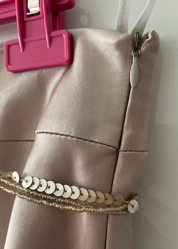 Zincir Detaylı Mini Bej Saten Etek - Görsel 7