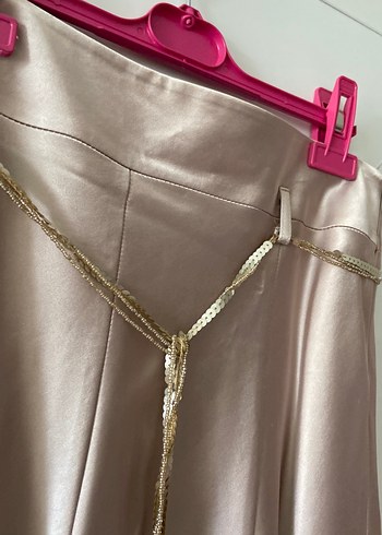 Zincir Detaylı Mini Bej Saten Etek - Görsel 2