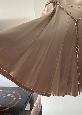 Zincir Detaylı Mini Bej Saten Etek - Görsel 4