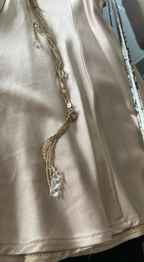 Zincir Detaylı Mini Bej Saten Etek - Görsel 3