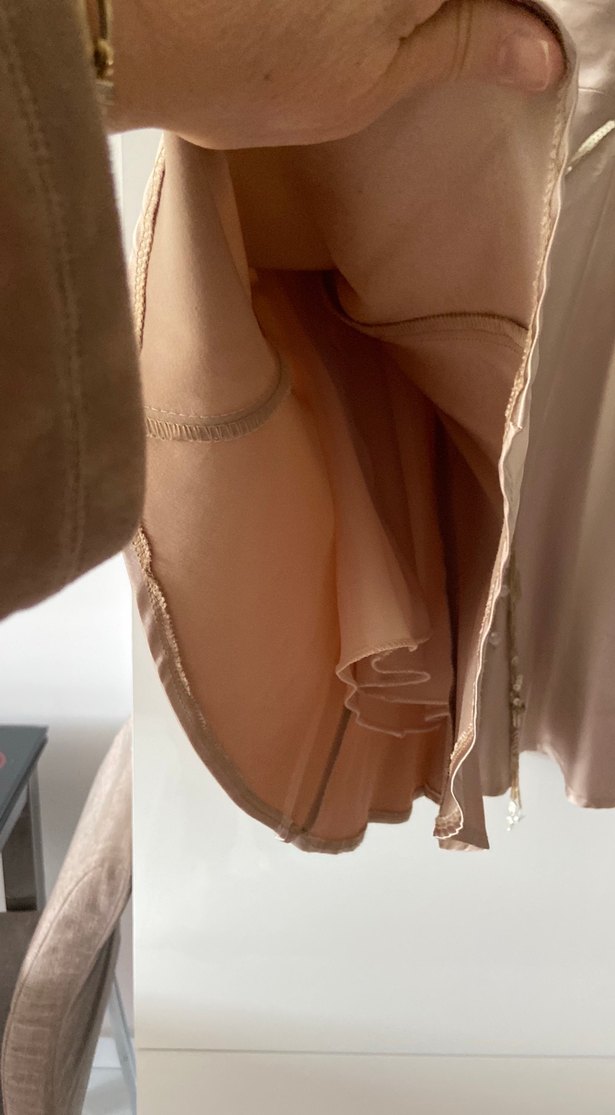 Zincir Detaylı Mini Bej Saten Etek - Görsel 5