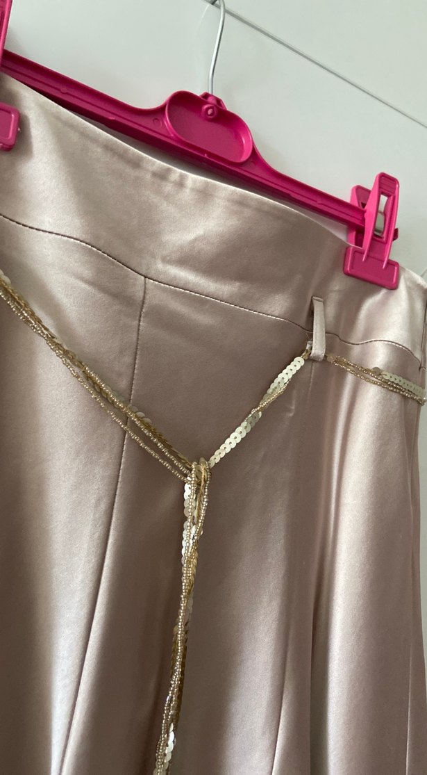 Zincir Detaylı Mini Bej Saten Etek - Görsel 2