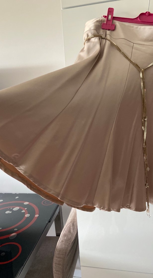 Zincir Detaylı Mini Bej Saten Etek - Görsel 4