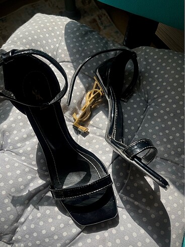 YSL topuklu ayakkabı