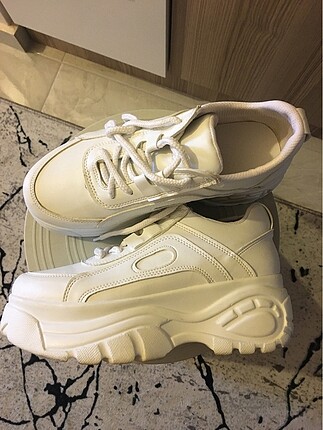 Beyaz sneaker