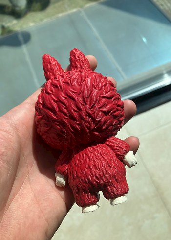 Labubu oyuncak kırmızı renk