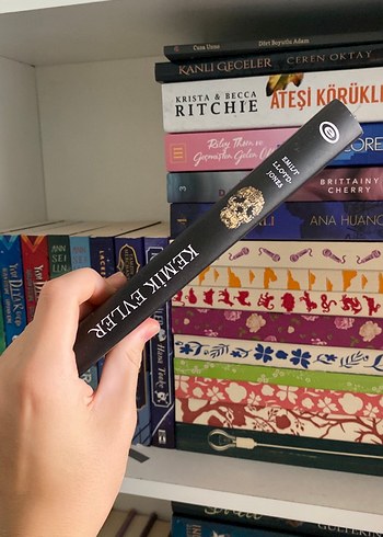 Kemik Evler - Emily Lloyd-Jones - Görsel 4