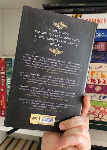 Kemik Evler - Emily Lloyd-Jones - Görsel 3