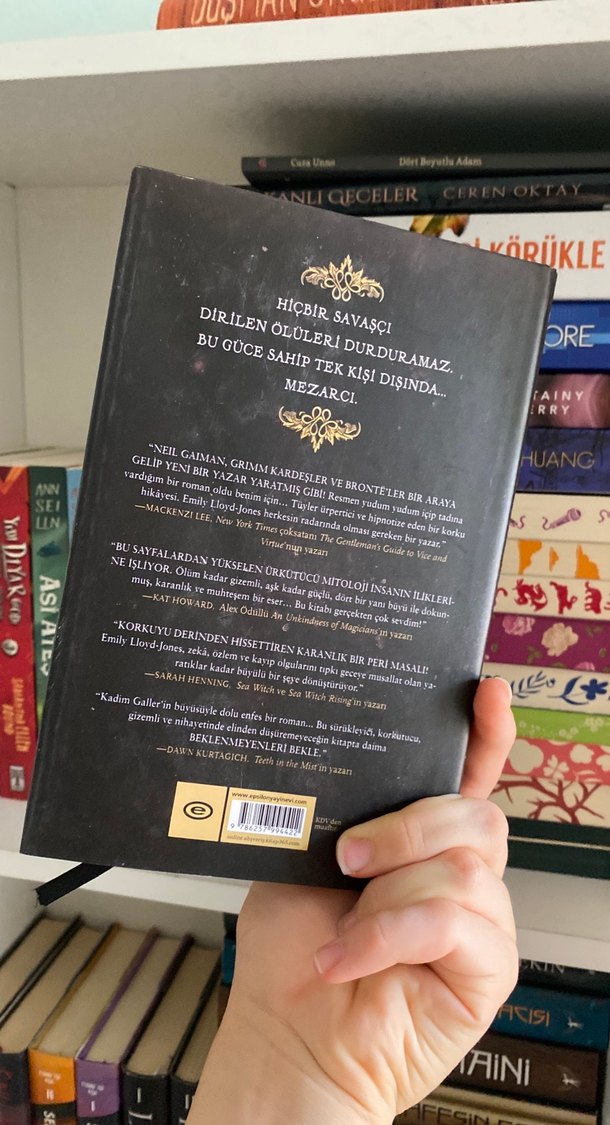 Kemik Evler - Emily Lloyd-Jones - Görsel 3