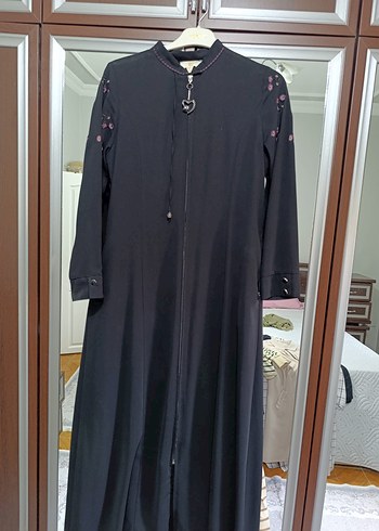 Zincir Detaylı Siyah Nakışlı Uzun Kadın Pardesü