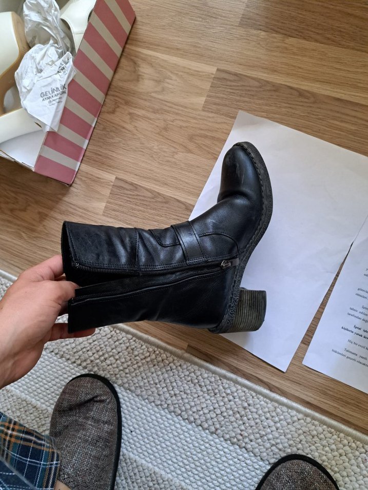 Tokalı Siyah Deri Kadın Çizmesi - Görsel 2