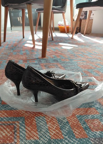 Kahverengi Yılan Derisi Desenli Tokalı Topuklu Ayakkabı - Görsel 7