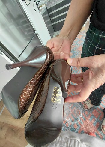 Kahverengi Yılan Derisi Desenli Tokalı Topuklu Ayakkabı - Görsel 3