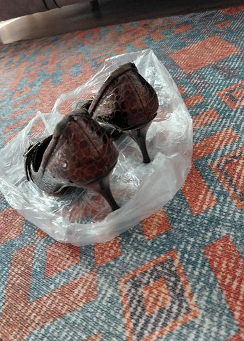 Kahverengi Yılan Derisi Desenli Tokalı Topuklu Ayakkabı - Görsel 6