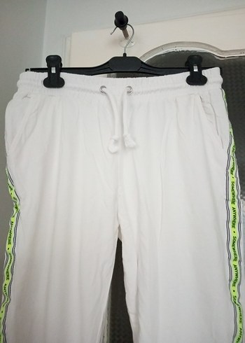 Beyaz Kemerli Rahat Kesim Kadın Eşofman Altı - Görsel 4