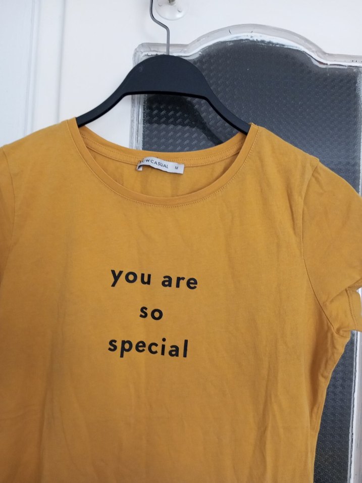 Sarı Baskılı Kadın Tişört - Görsel 4