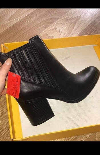 Etiket üzerinde. Fiyatı da kutusunda yazdığı gibi 390
