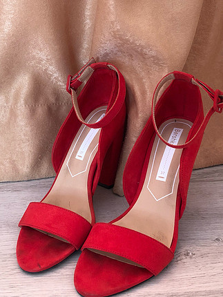 37 Beden Bershka marka kırmızı ayakkabı 